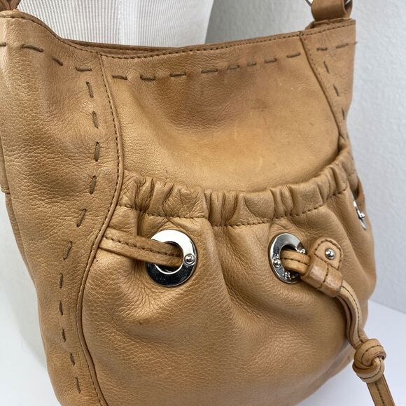 B Makowsky Butter Leather Tan Boho Bucket Bag Crossbody Adjustable Strap Pockets - Picture 2 of 16